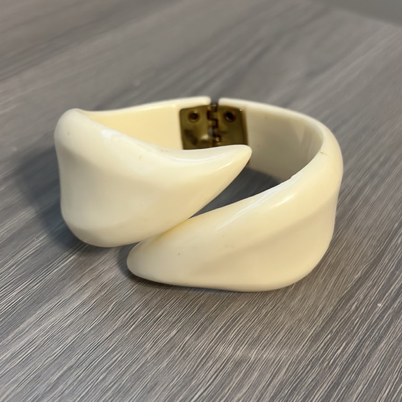 Vintage White Plastic Hinged Bangle Bracelet, EUC - Picture 2 of 6